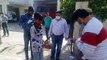 मथुरा: लॉकडाउन के चलते अग्निशमन अधिकारियों ने गरीबों को बांटा दूध