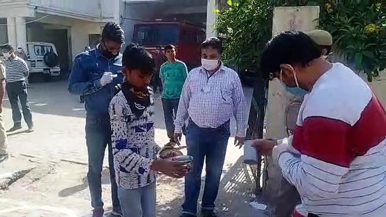 मथुरा: लॉकडाउन के चलते अग्निशमन अधिकारियों ने गरीबों को बांटा दूध