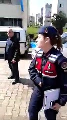 "Pes" dedirten görüntü! İşini yapan jandarmaya engel olup tehdit ettiler