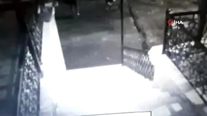 Eline aldığı taşla dükkanın camını kırmaya çalışan genç kameralara yansıdı