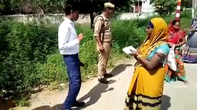 मैनपुरी: जिलाधिकारी ने बांटा गरीबों को राशन