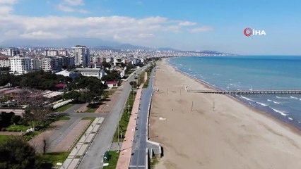 Virüs sebebiyle boşalan Atakum sahili havadan görüntülendi