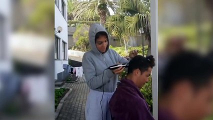 Giorgina le corta el pelo a Cristiano Ronaldo durante el confinamiento