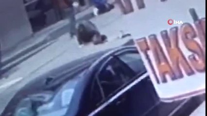 Kaldırıma çıkan otomobilin 2 kişiye çarptığı anlar kamerada