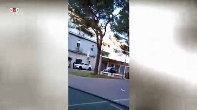 Médico italiano agride idoso ao murro e ao pontapé