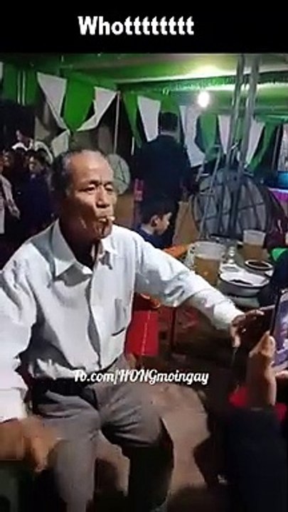 Tour de magie incroyable, il s'amuse à avaler sa cigarette