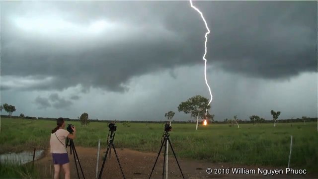 Impacte de foudre impressionnant pendant un orage à Darwin en Australie