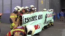Sanitarios, bomberos y cuerpos policiales rinden homenaje a la auxiliar de enfermería fallecida en Bilbao