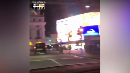 Modelo aproveita quarentena e faz ensaio sensual em atração turística