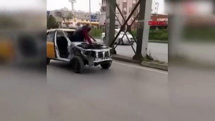 Ön camdan çıkıp eliyle taksiye gaz verdi