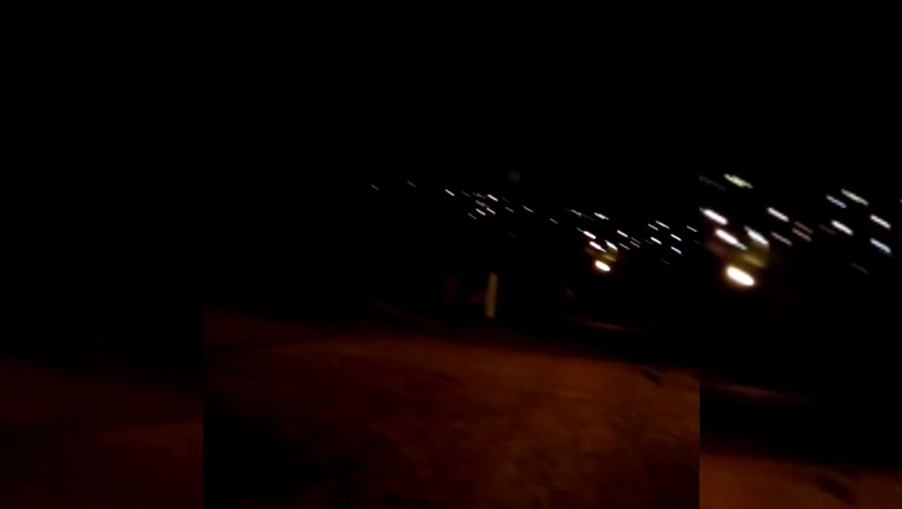Homem reclama de falta de iluminação pública na Rua Emília Galafassi