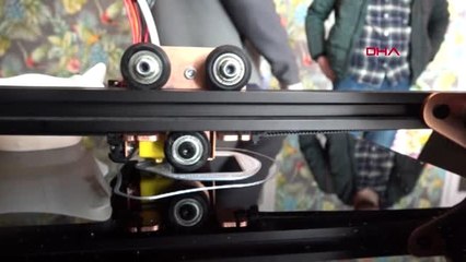 AYDIN 3D yazıcıyla maske üretip sağlıkçılara yolluyorlar