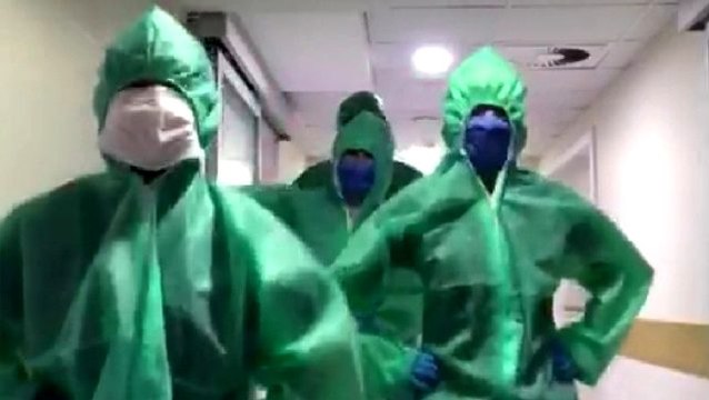 Ölümcül virüsle mücadele eden doktorların yaptığı penguen dansı, izlenme rekorları kırdı