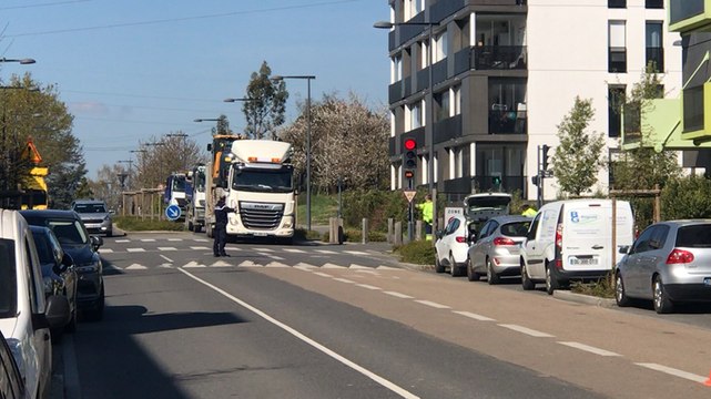 Une tractopelle arrive pour aider les sapeurs-pompiers