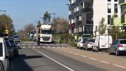 Une tractopelle arrive pour aider les sapeurs-pompiers