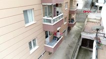 ANKARA Balkondan balkona 'isim-şehir' oynayıp, türkü söylediler