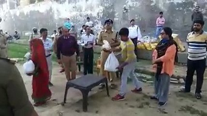 मैनपुरी: पुलिस अधीक्षक ने जरूरतमंद को दिया खाना