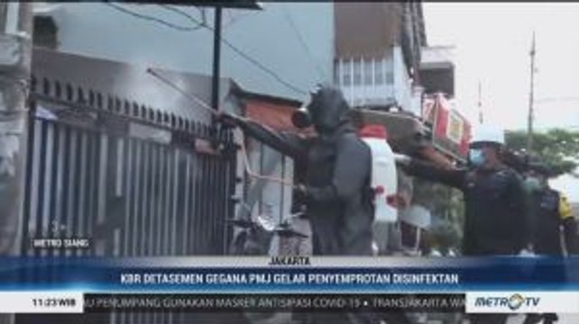 Satuan Brimob Polda Metro Jaya Lakukan Penyemprotan Disinfektan di Lingkungan Padat