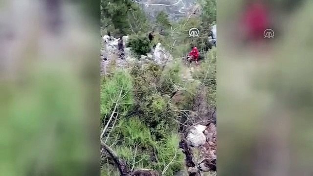 Otomobil uçuruma yuvarlandı: 1 ölü, 1 yaralı