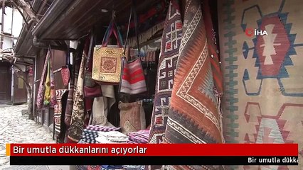 Bir umutla dükkanlarını açıyorlar