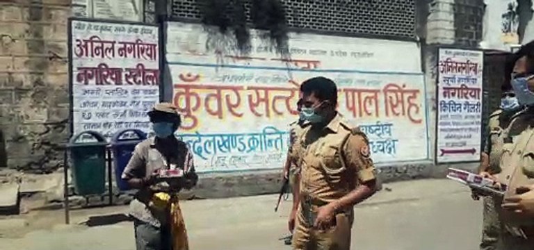 झांसी: कानून व्यवस्था संभालने के साथ मानवता का भी तरजीह दे रहे शहर के कोतवाल