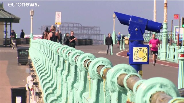 Hiába a kijárási korlátozások, megteltek a londoni parkok