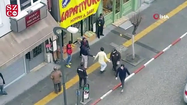 Sosyal mesafeyi bırakıp kavgaya tutuştular
