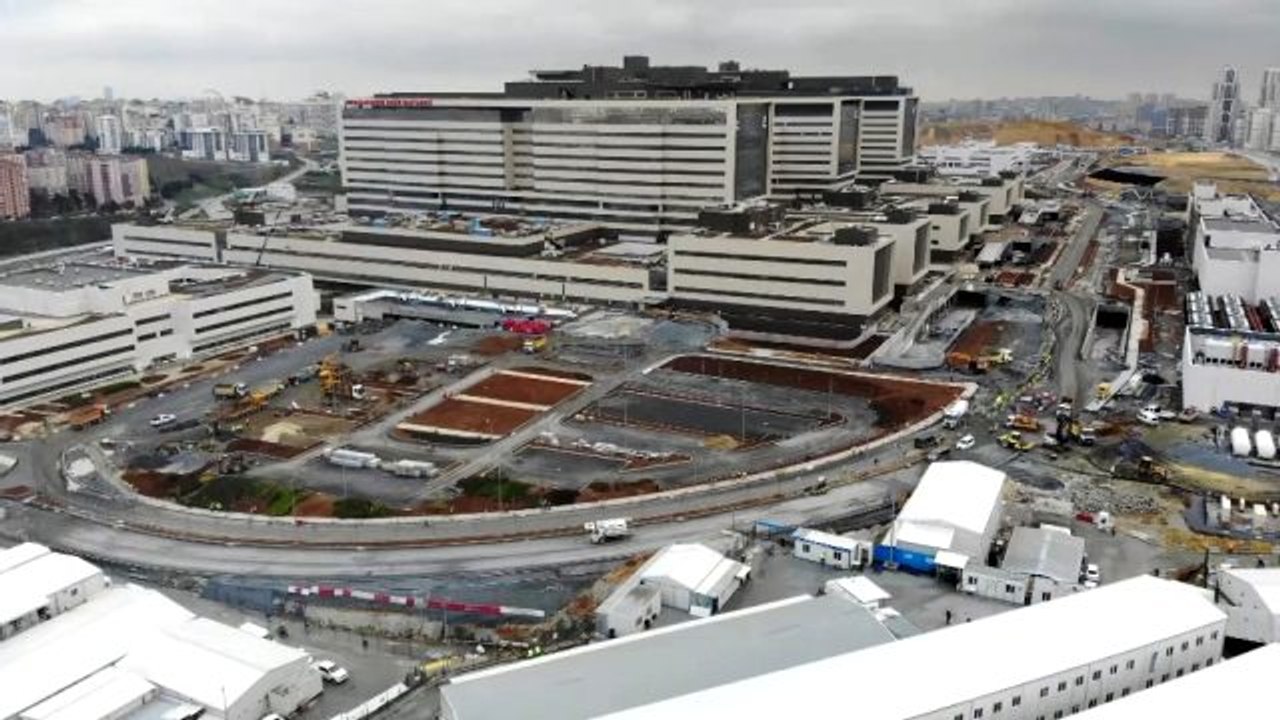 Başakşehir Şehir Hastanesi yolundaki hummalı çalışma drone ile görüntülendi