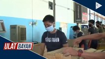 Ilang miyemebro ng PNP at PCG, tumulong na sa repacking ng relief goods ng DSWD