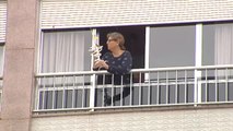 Los vecinos de Elche sacan sus palmas caseras a los balcones