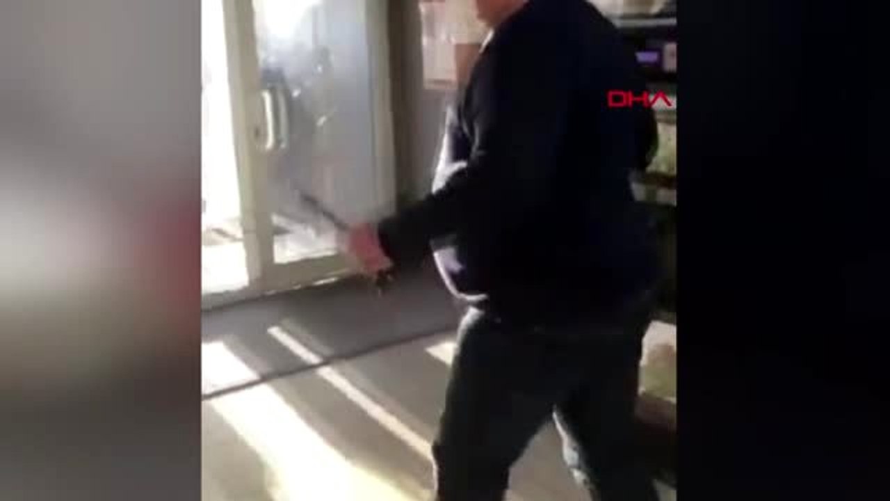 Tartıştığı kasiyere madeni para fırlattı