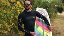 Koronavirüs | Sörf tahtasına 'evde kal' yazdı; gençlere uçurtma sörfüyle mesaj gönderdi