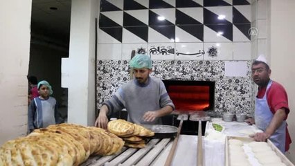 Madeni paraları fırında ısıtıp müşterilere veriyor
