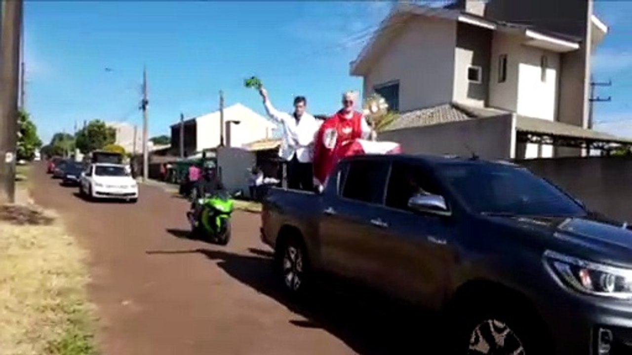 Em carreata, padres realizam bençãos dos ramos em Cascavel