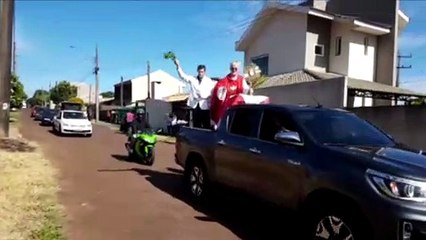 Em carreata, padres realizam bençãos dos ramos em Cascavel