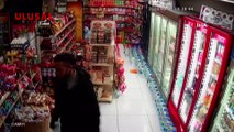 Market sahibinin hırsızları tekme tokat döverek dışarı attığı anlar kamerada