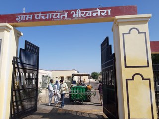 स्वयं के खर्चे से पूरी पंचायत में सेनेटाइजेशन