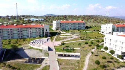 Bakan Kasapoğlu'ndan karantinadaki vatandaşlara karanfil ve kitap