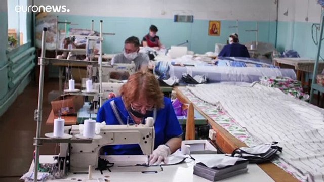 Помочь стране: в Чите люди с ограниченными возможностями шьют маски