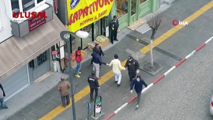 Sosyal mesafeyi bırakıp kavgaya tutuştular