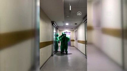 (TEKRAR) Sağlık çalışanları dans ederek moral buldu