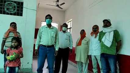 मदद के लिए आगे आई LKG की छात्रा, पिता के साथ गुल्लक लेकर पहुंची SDM आफिस