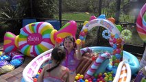 Brinquedos de Piscina  (Bóias gigantes no formato de Doces) com Sophia, Isabella e  Alice