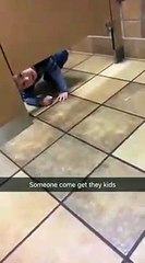 Quand un enfant rentre dans les WC publics alors que tu fais la grosse commission