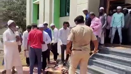 Men exiting from Mosque beaten by Cops for violating the LOCKDOWN order.