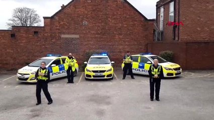 İngiltere'de polisler vatandaşların evinde kalması için her yolu deniyor