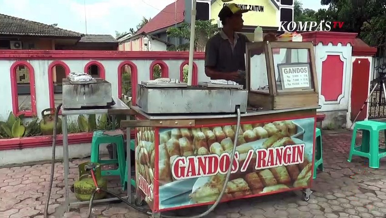 Maknyus! Jajanan Gandos Laris Manis Diburu Warga Blitar