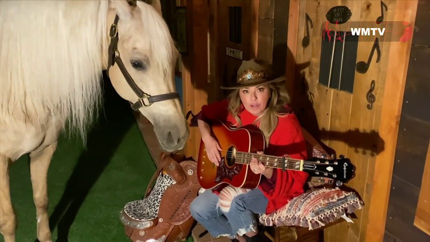 Shania Twain’s beautiful Horse enjoys her singing so much!