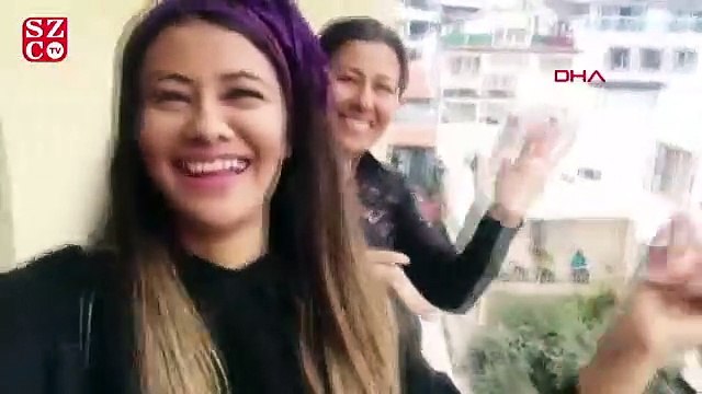 Marmaris'te kız çocuğuna komşularından balkonlardan sürpriz doğum günü