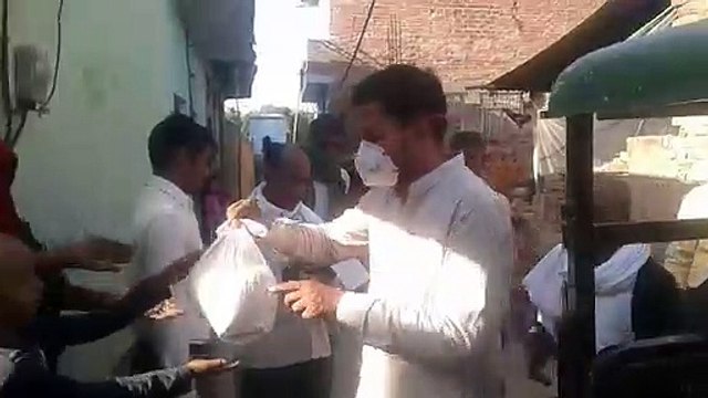 मैनपुरी: नेता, जिलाधिकारी, समाजसेवी बांट रहें है जरूरतमंदों को खाना, ताकि कोई न रह जाए भूखा